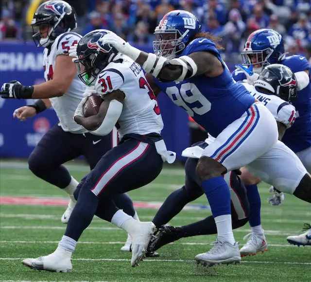 Azeez Ojulari forces & recovers fumble off Taylor Heinicke