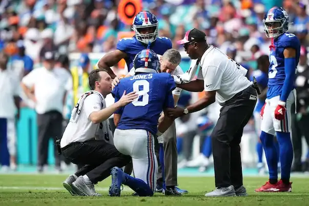 Giants' Daniel Jones sidelined with neck injury after sack, as