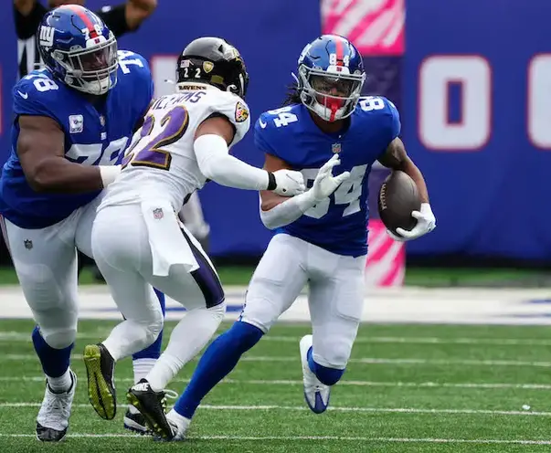 Giants' undermanned defense turns in dominant performance