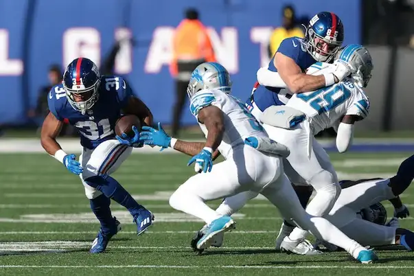 Giants' undermanned defense turns in dominant performance