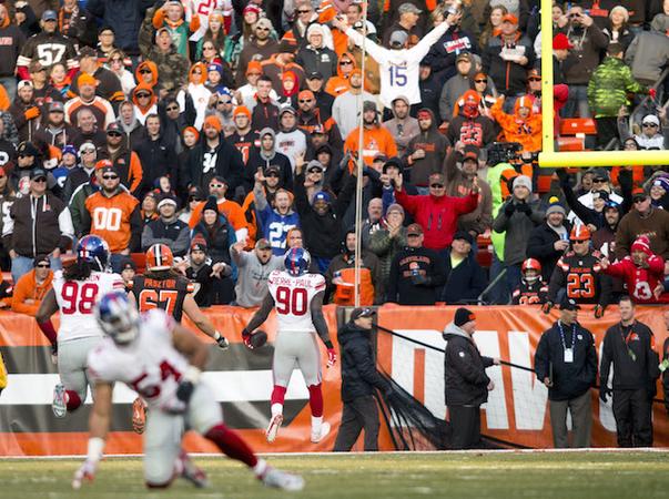 East Rutherford, New Jersey, USA. 13th Sep, 2015. Cleveland Browns  quarterback Josh McCown (13) throws the ball prior to the NFL game between  the Cleveland Browns and the New York Jets at